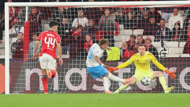 哈哈体育官网首页登录-今晨中超焦点战；本菲卡门线救险；话题不断；赛程密集仍需轮换